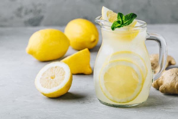 Radi pijete citrónovú vodu?