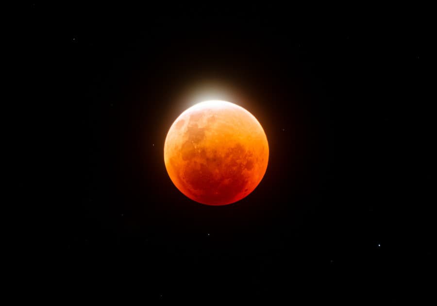 Tomášovi Slovinskému sa podarilo vytvoriť výnimočnú snímku zatmenia Mesiaca.