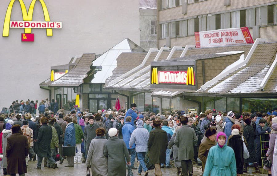 Stovky Moskovčanov stoja pred prvou reštauráciou McDonald's v Sovietskom zväze v deň jej otvorenia, v stredu 31. januára 1990 v Moskve.