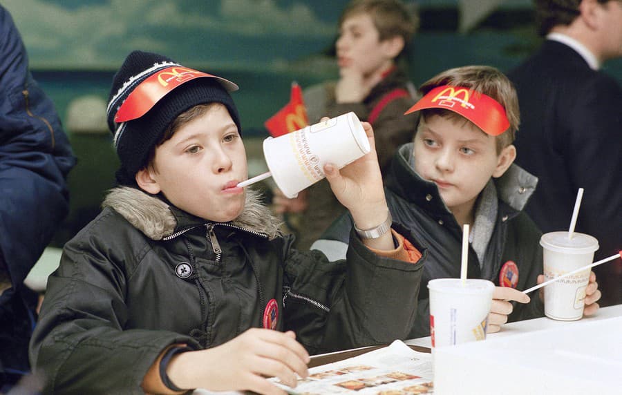 Mladí Moskovčania vyskúšali 31. januára 1990 v Moskve novú chuťovú senzáciu pre Sovietsky zväz, hamburgery a nealkoholické nápoje.