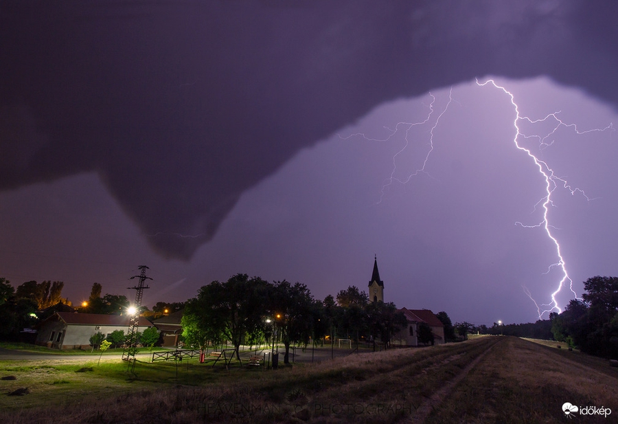 Maďarsko zasiahli silné búrky:
