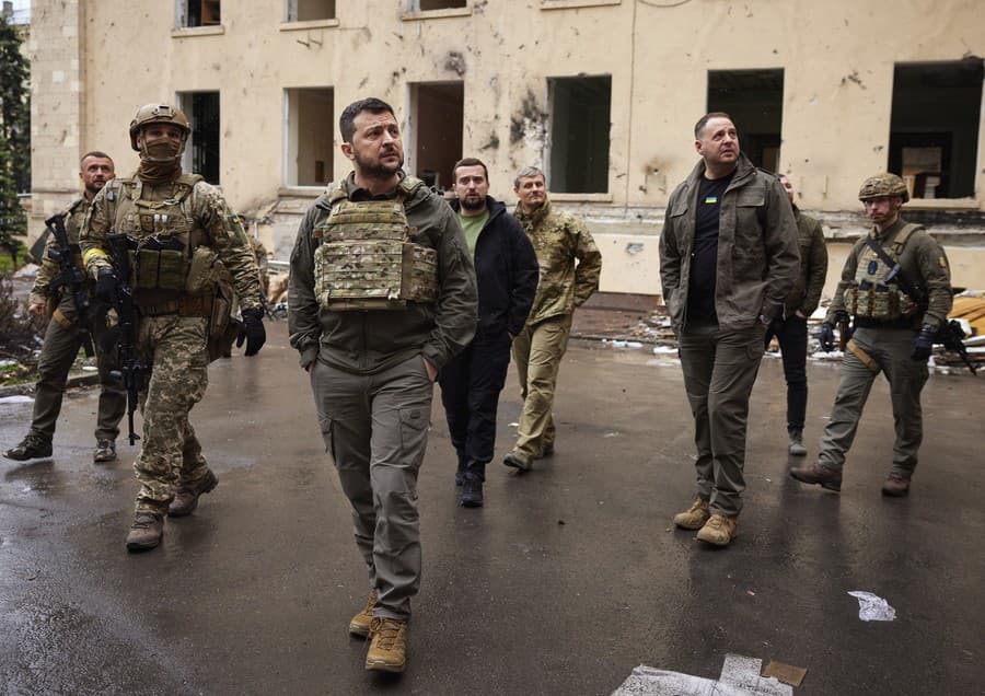 Ukrajinský prezident Volodymyr Zelenskyj navštívil frontové pozície v Charkovskej oblasti na severovýchode Ukrajiny.