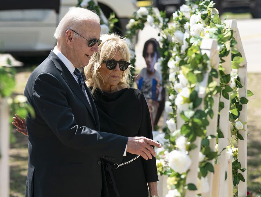 Americký prezident Joe Biden pricestoval do texaského mesta Uvalde, kde položil veniec na pamiatku 21 obetí zastrelených na tamojšej základnej škole. 