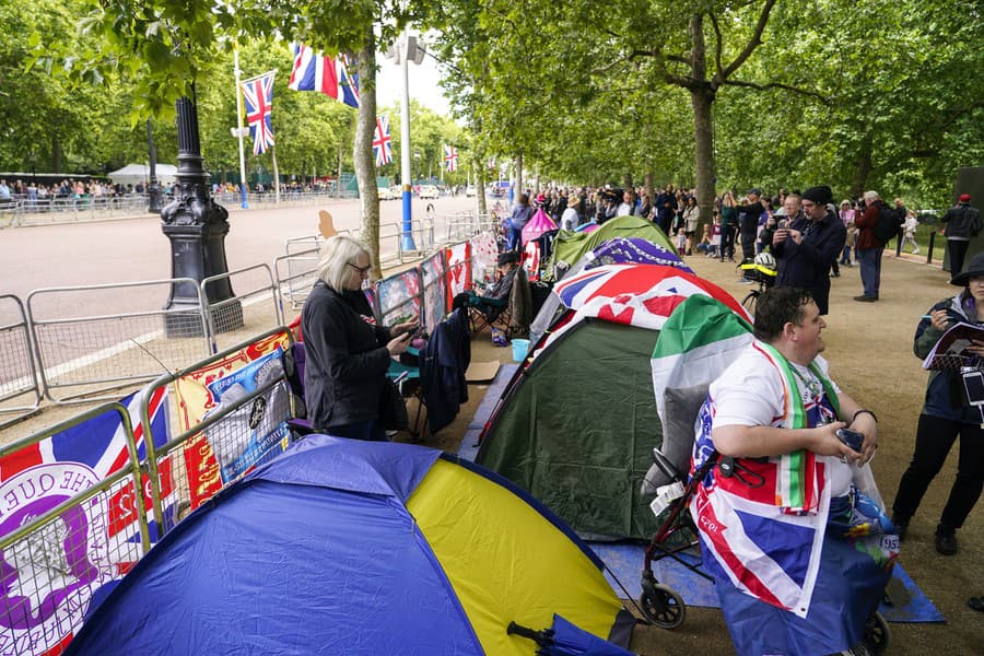 Fanúšikovia stanovali pred Buckinghamským palácom už od začiatku týždňa. 