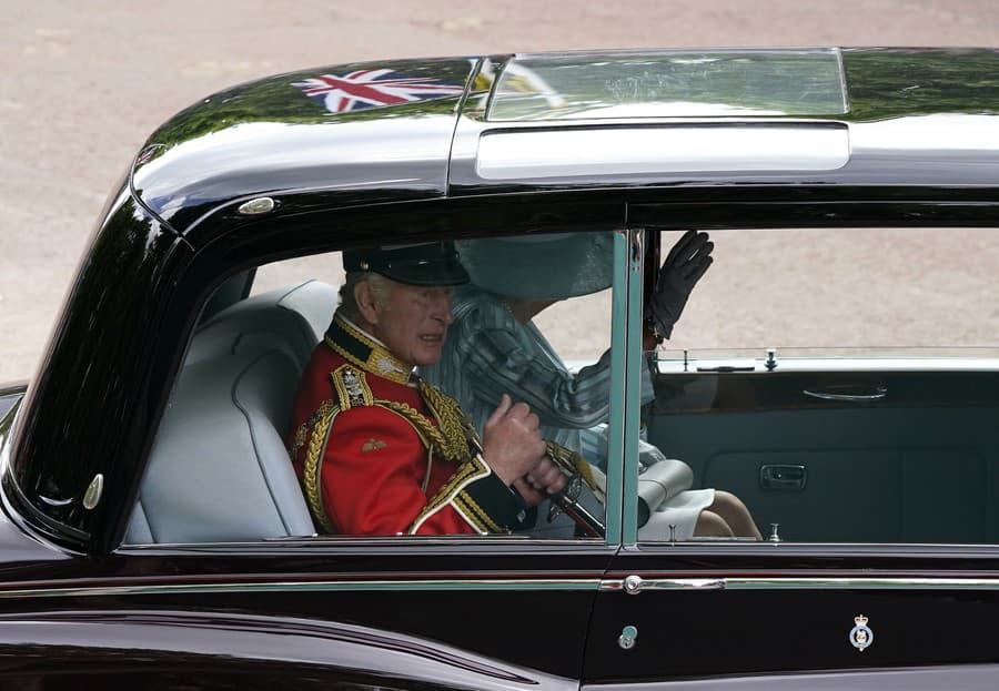 Princ Charles sprevádzal svoju matku - Kráľovnú Alžbetu II. 