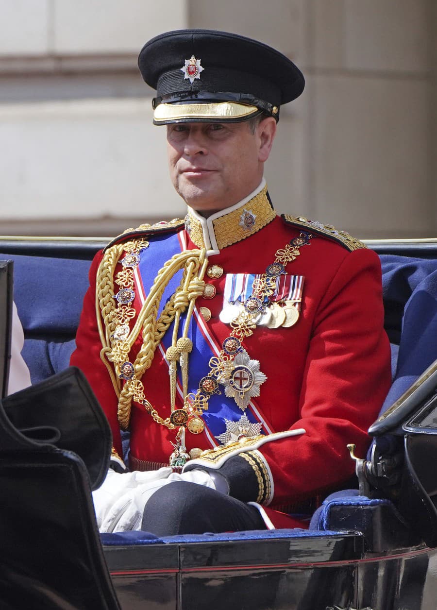 Princ Andrew počas Trooping the Colour v sprievode nechýbal. Na balkóne by sa objaviť nemal. 