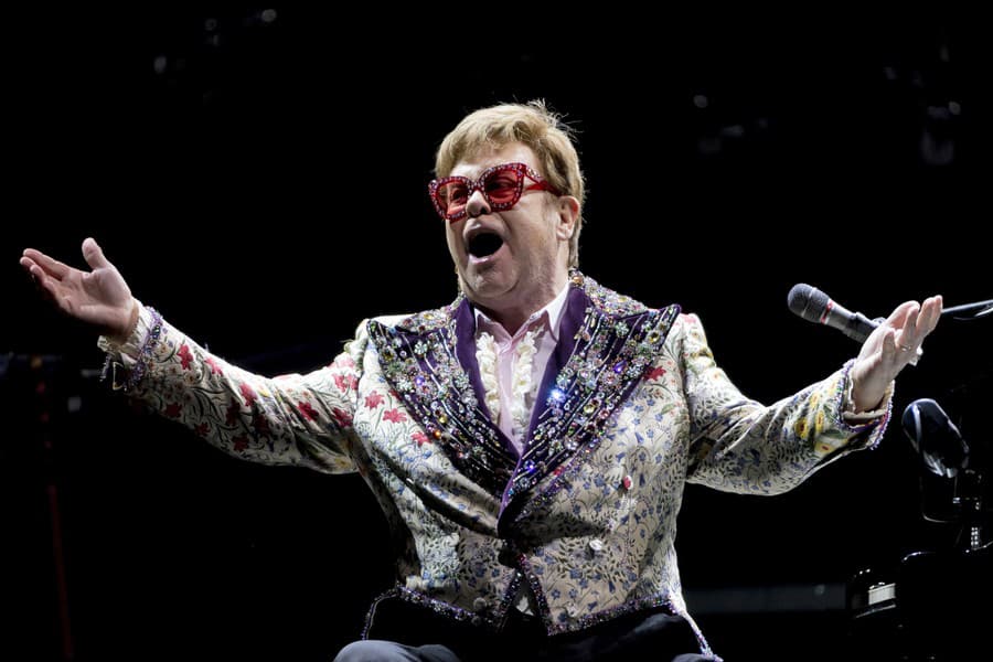 Elton John vystupuje na koncerte v rámci svojho rozlúčkového turné s názvom Farewell Yellow Brick Road vo Frankfurte nad Mohanom