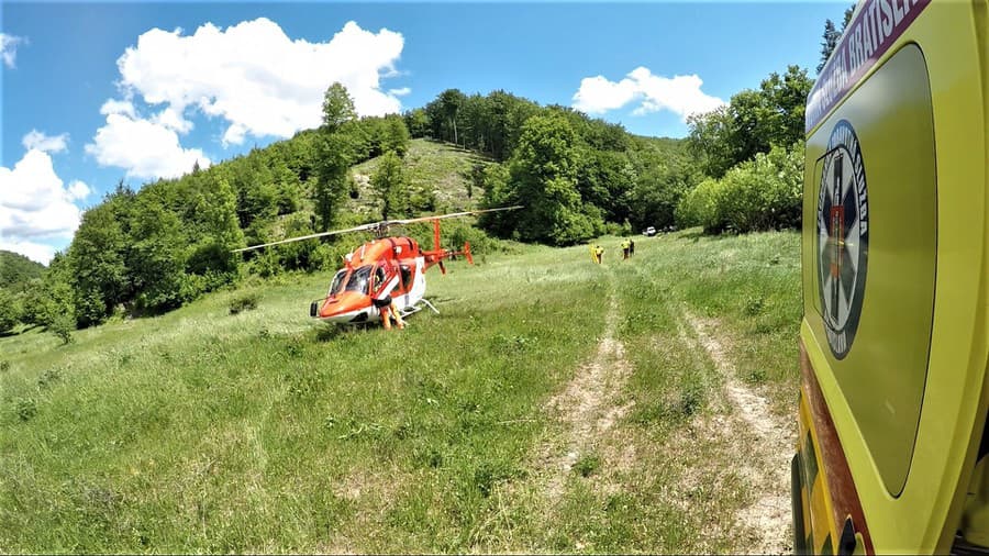 Leteckí záchranári pomáhali v lese zranenému robotníkovi