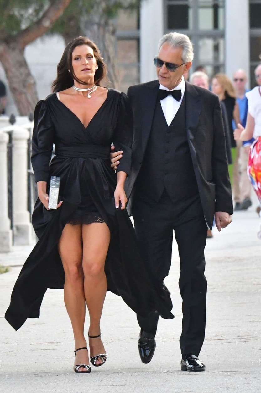 Andrea Bocelli a Veronica Berti sa nevyhli paparazzom. Otáčal sa za nimi určite každý. 