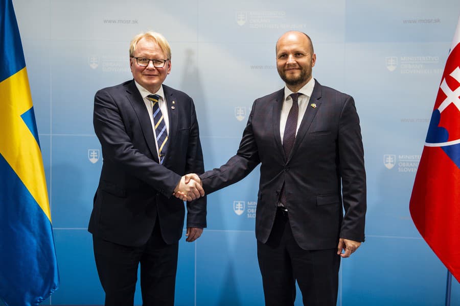Minister obrany SR Jaroslav Naď sa stretol s ministrom obrany Švédska