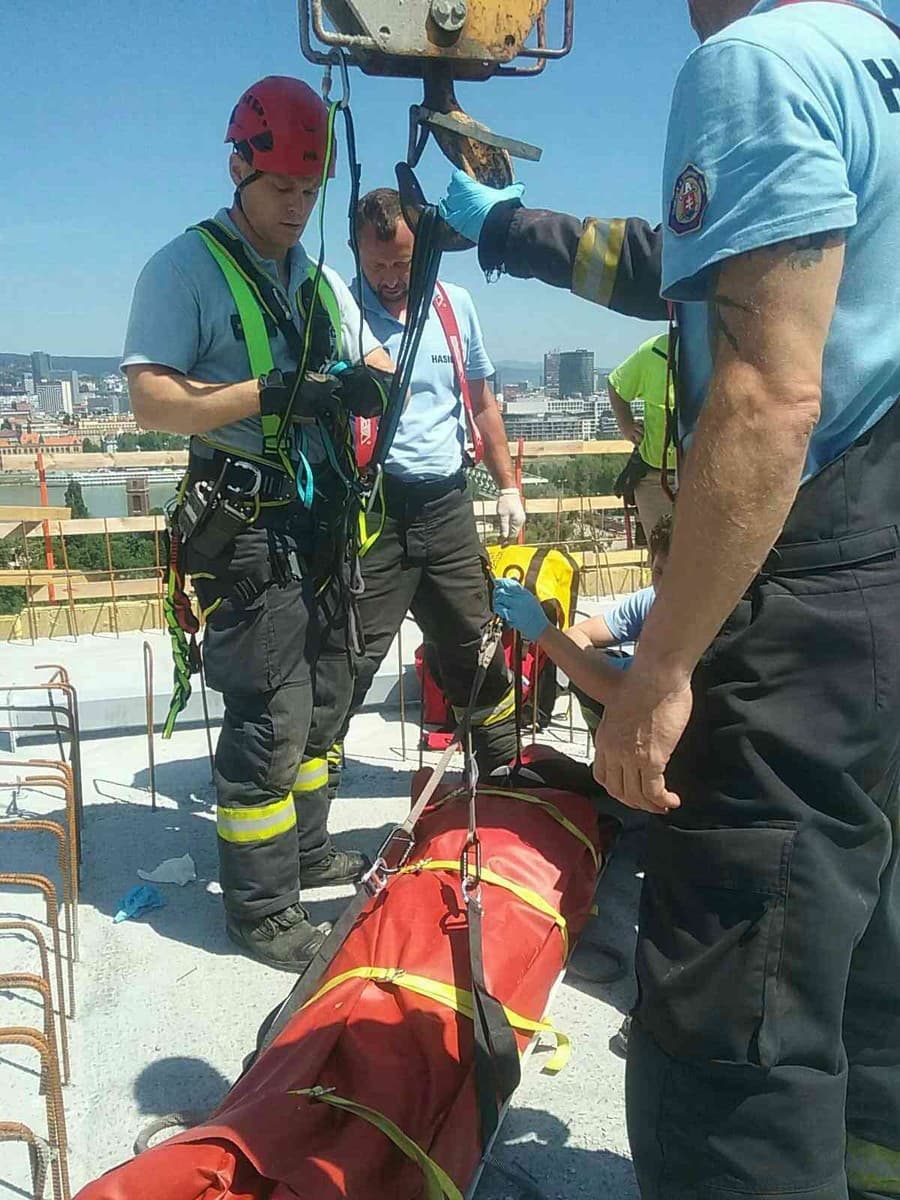 Hasiči z Petržalky pomohli robotníkovi, ktorý sa zranil na 17. poschodí budovy.