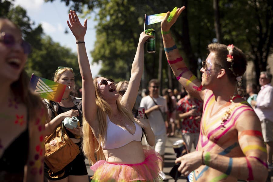 Účastníci sa stretávajú počas každoročného Gay Pride Rainbow Parade vo Viedni