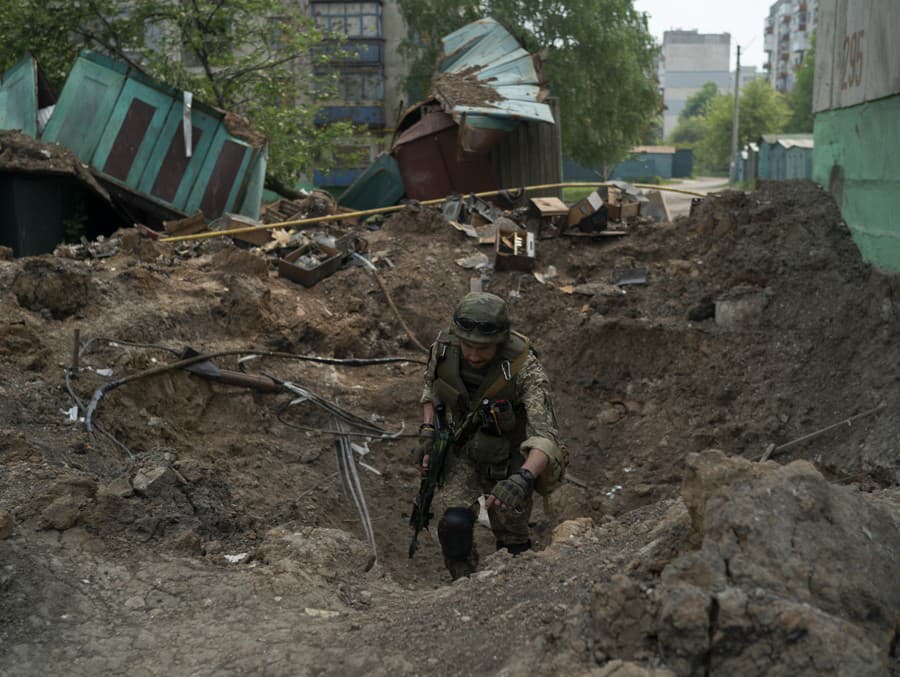 Policajt špeciálnej jednotky kontroluje miesto po nálete ruských síl v Lysyčansku v Luhanskej oblasti