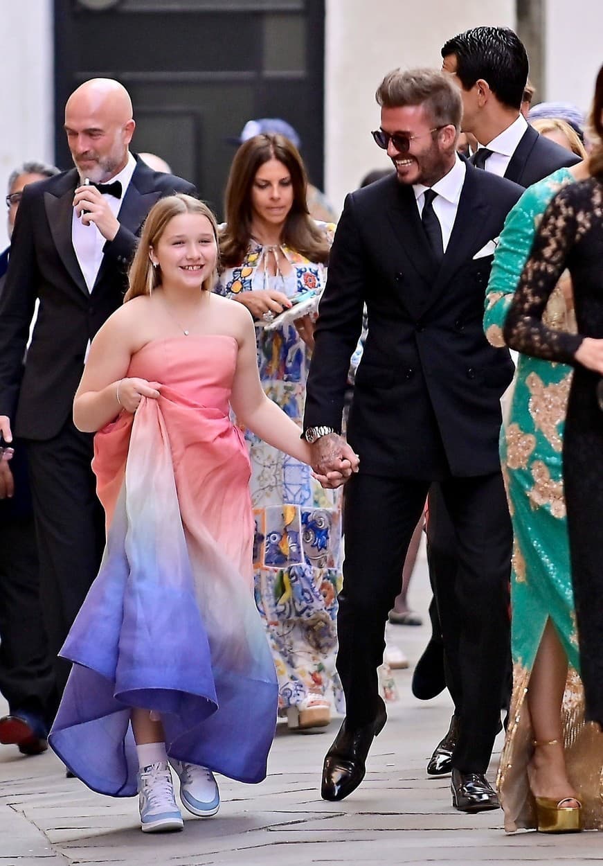 David Beckham vzal svoju dcérku Harper do spoločnosti.