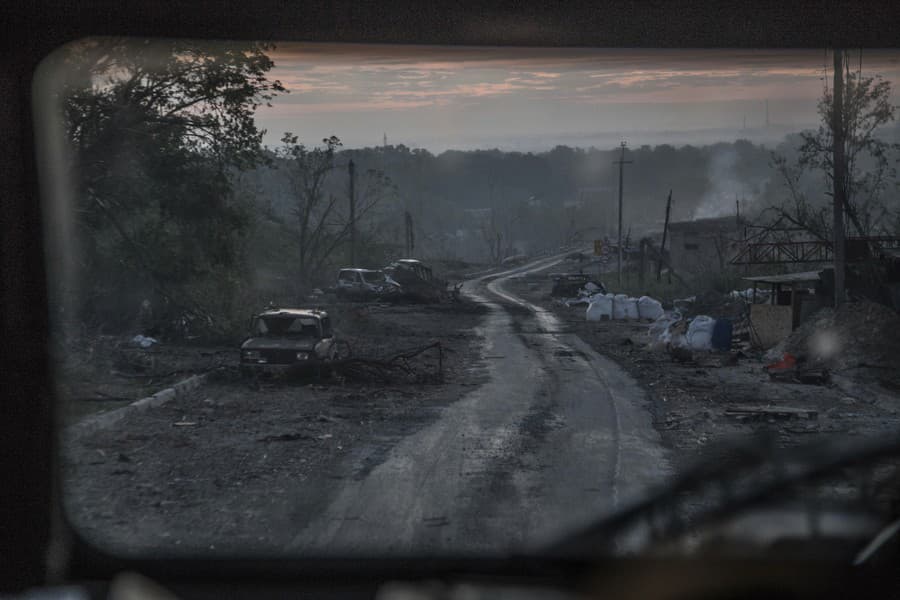 Na snímke sú vraky áut nachádzajúce sa pozdĺž cesty počas ťažkých bojov na frontovej línii v meste Severodoneck v Luhanskej oblasti na východe Ukrajiny.