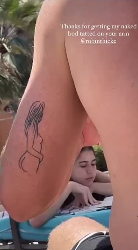 Robin Thicke má takéto nezvyčajné tetovanie. 