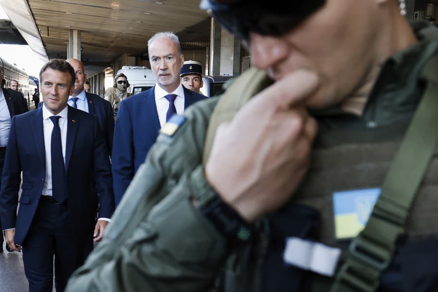 Francúzsky prezident Emmanuel Macron doraz na kyjevskú stanicu.