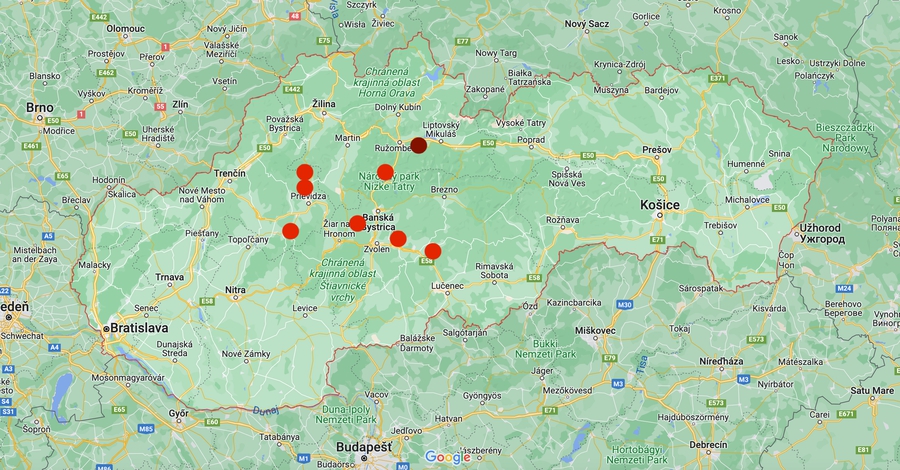 Červenou sú na obrázku znázornené útoky medveďov na Slovensku v tomto roku. Bordovou farbou je znázornený hoax z Liptovských Kľačian