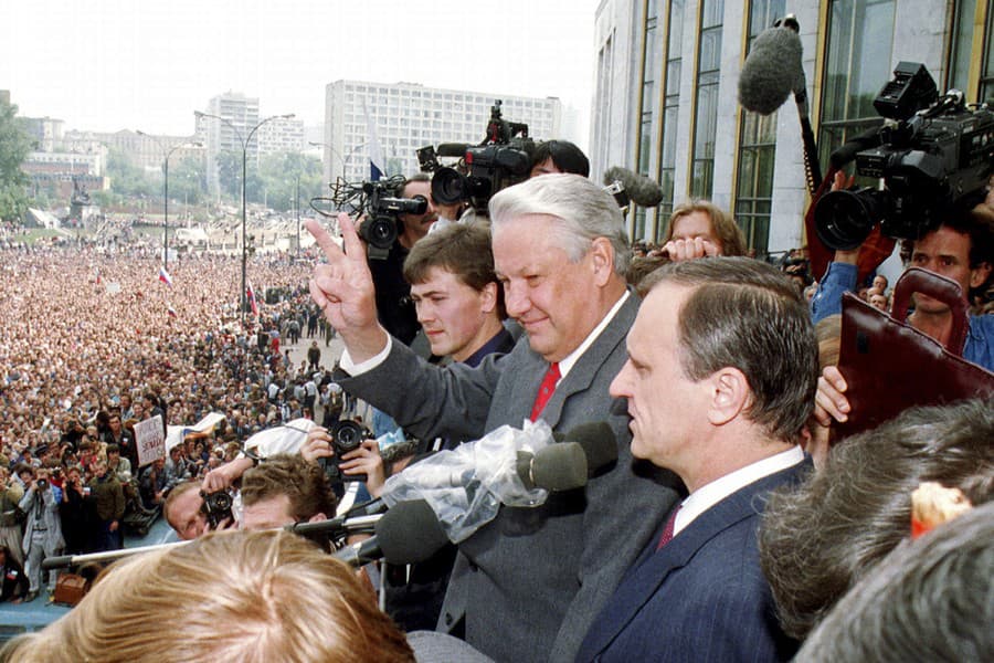 Gennadij Burbulis stojí vedľa bývalého ruského prezidenta Borisa Jeľcina
