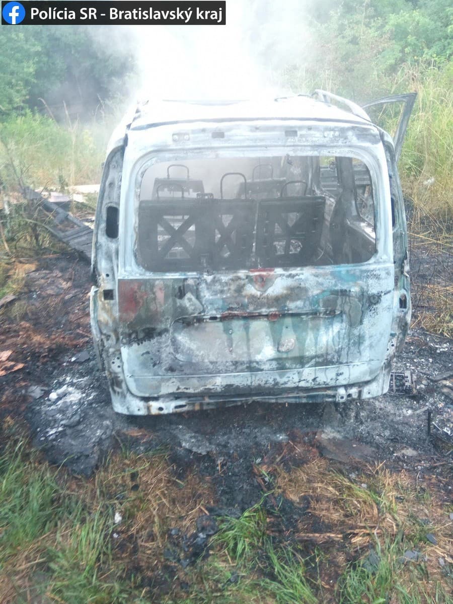 Neznámy páchateľ ukradol auto z autoservisu a potom ho podpálil