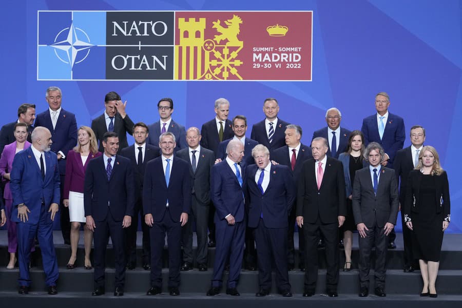 Prezidentka Zuzana Čaputová (v prednom rade prvá sprava) a lídri krajín členských štátov Severoatlantickej aliancie (NATO) pózujú po oficiálnom privítaní na summite Severoatlantickej aliancie v Madride