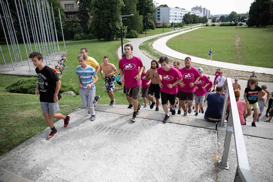 Bystricu rozskáču parkouristi zo