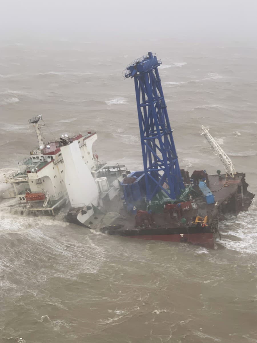 V sobotu sa počas tropickej búrky Chaba v Juhočínskom mori prelomila loď na dve časti, vyše 20 členov jej posádky je nezvestných