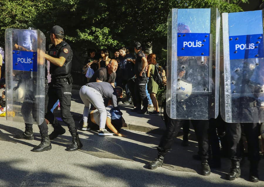 Turecká polícia rozohnala pochod
