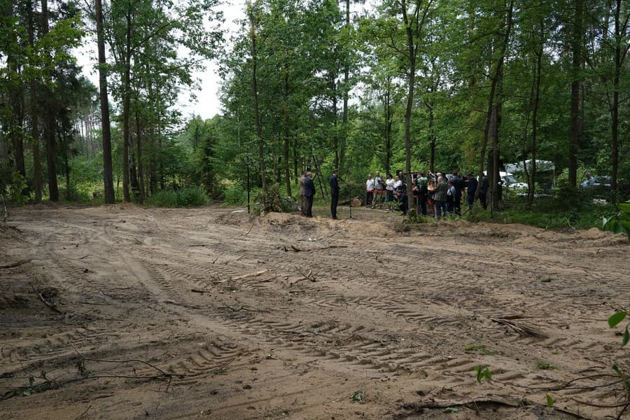 Karol Nawrocki, vedúci IPN (Národný ústav pamäti), má 13. júla 2022 tlačovú konferenciu v Bialuckom lese pri Ilowe na mieste, kde bol odkrytý masový hrob asi 8 000 obetí nacizmu z neďalekého koncentračného tábora Soldau v Dzialdowe. začiatkom júla 2022.