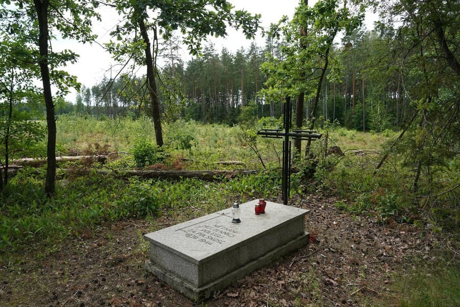 Symbolický hrob v Bialuckom lese pri Ilowe 13. júla 2022 na mieste, kde bol začiatkom júla 2022 odkrytý masový hrob asi 8 000 obetí nacizmu z neďalekého koncentračného tábora Soldau v Dzialdowe.