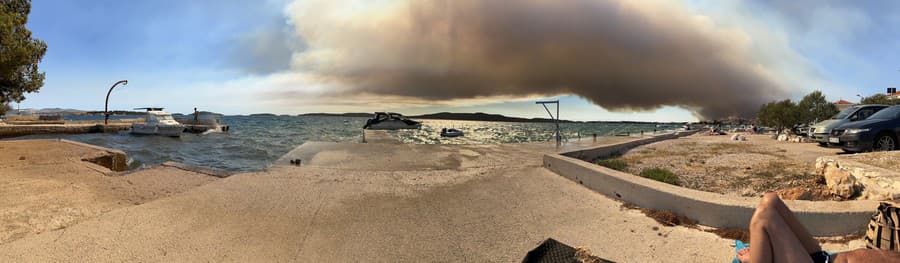 Požiar v Chorvátsku nafotený z pláže v Brodarici