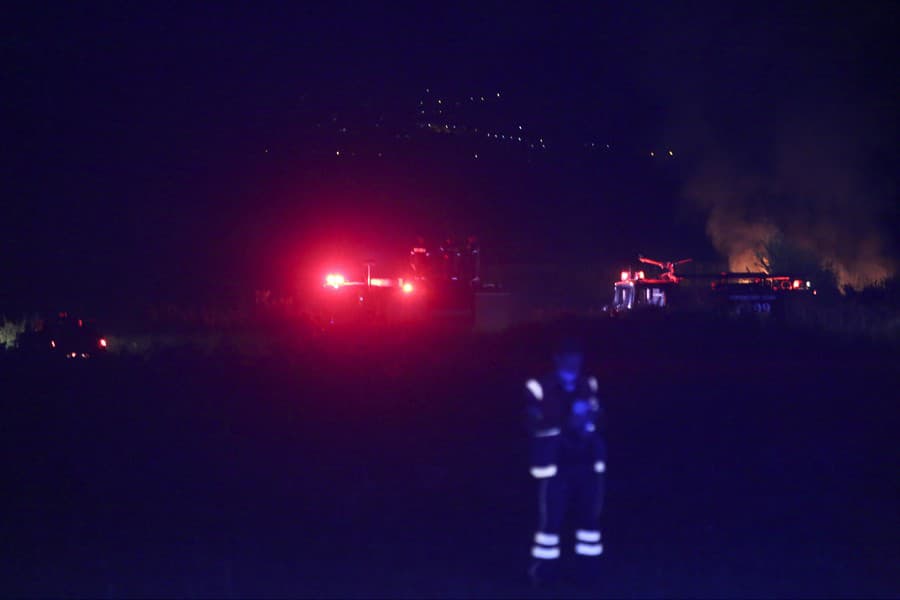 Podľa svedkov lietadlo ešte vo vzduchu horelo a bolo počuť výbuchy.