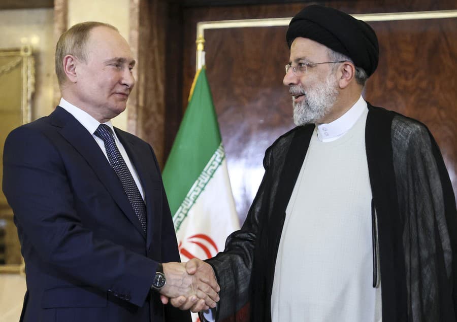 Ruský prezident Vladimir Putin so svojím iránskym náprotivkom Ebráhímom Raísím