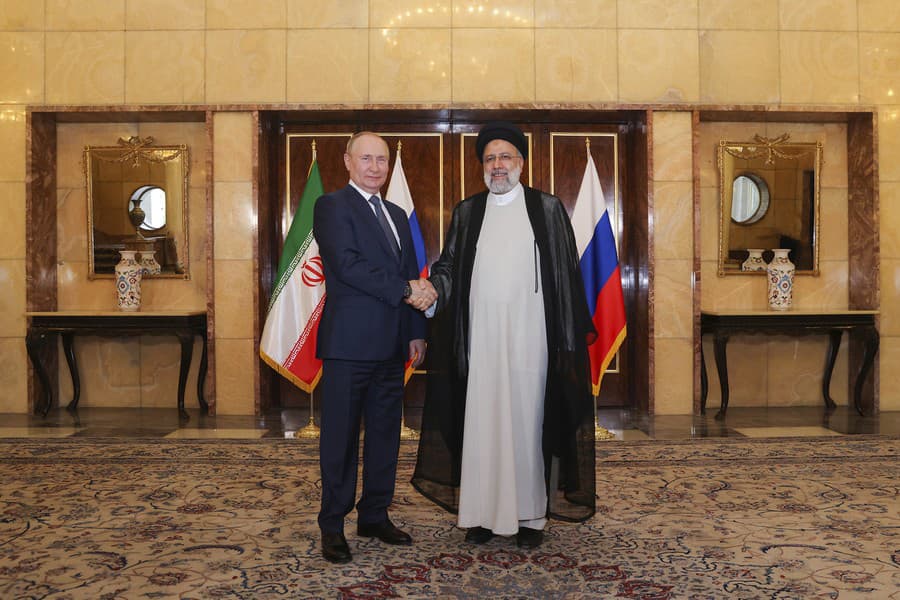 Ruský prezident Vladimir Putin so svojím iránskym náprotivkom Ebráhímom Raísím