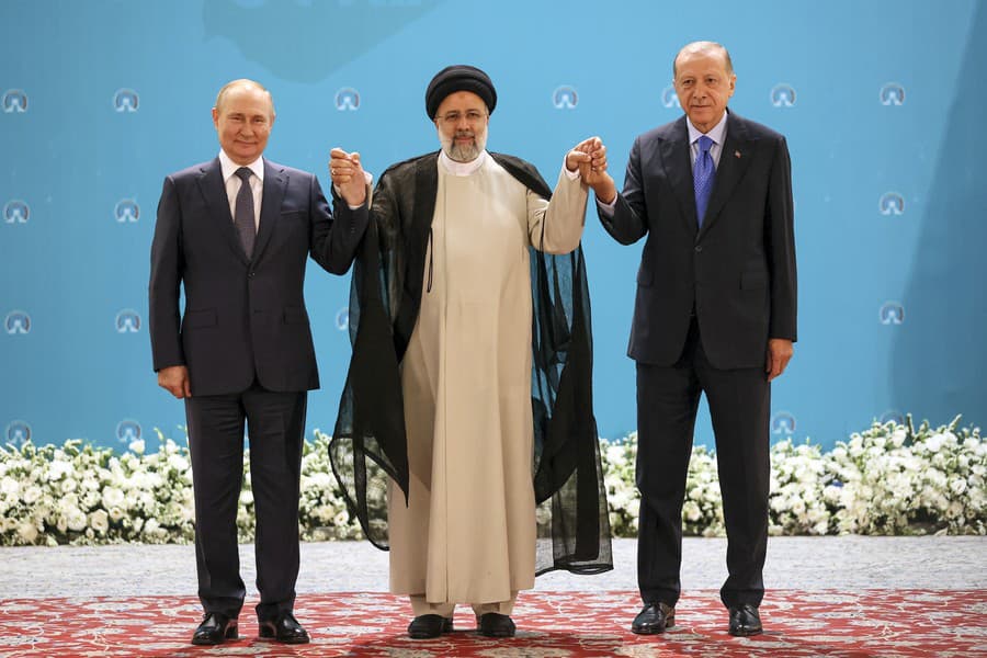 Vladimir Putin, iránsky prezident Ebrahim Raisi a turecký prezident Recep Tayyip Erdogan