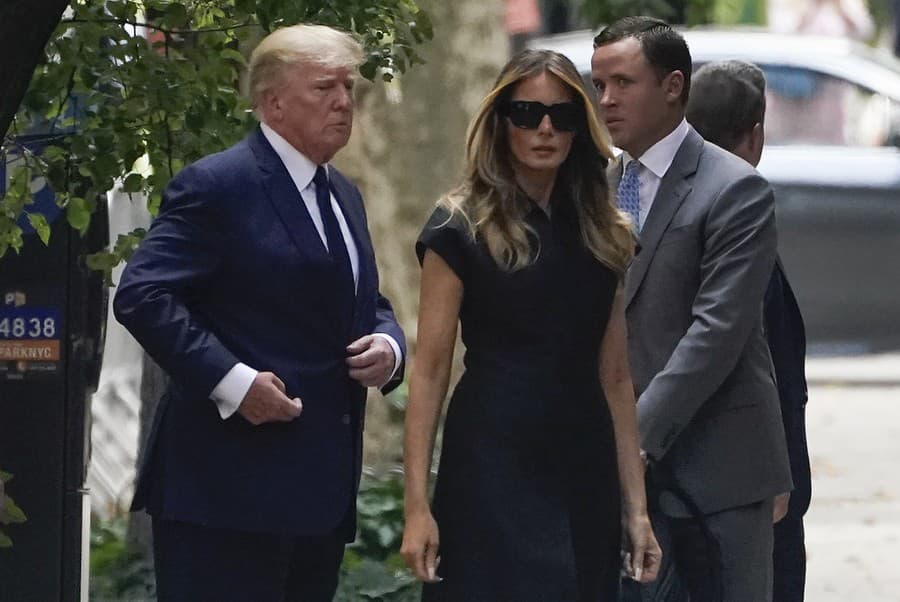 Donald Trump prišiel na poslednú rozlúčku s Ivanou so svojou súčasnou manželkou Melaniou.