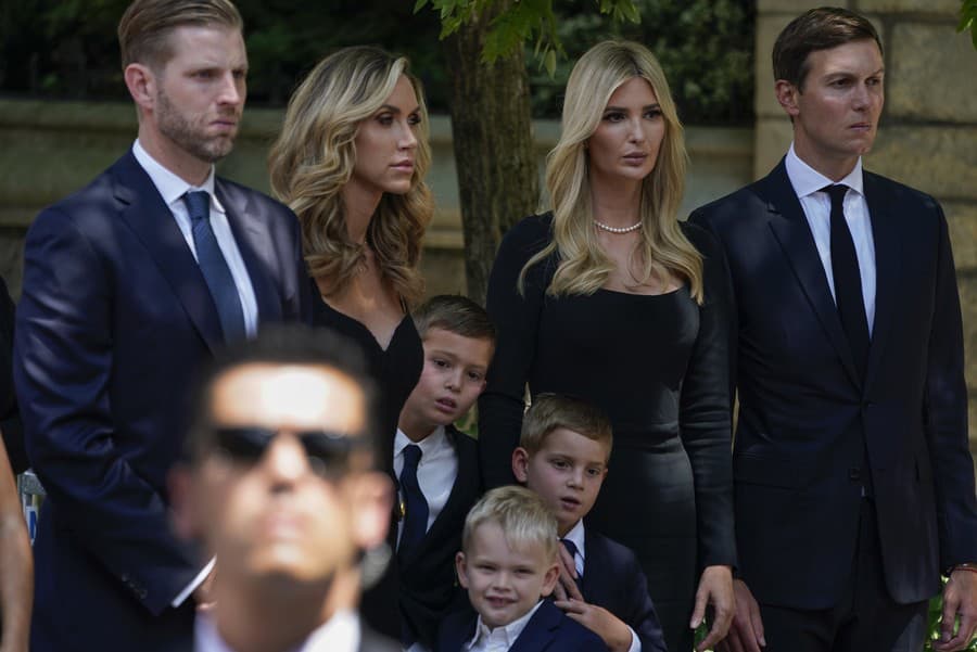 Eric Trump s manželkou a Ivanka Trump s manželom na pohrebe svojej matky Ivany.