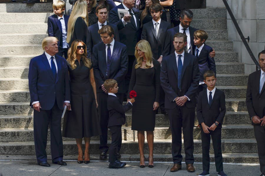 Smútiaca rodina sa rozlúčila s Ivanou Trump. 