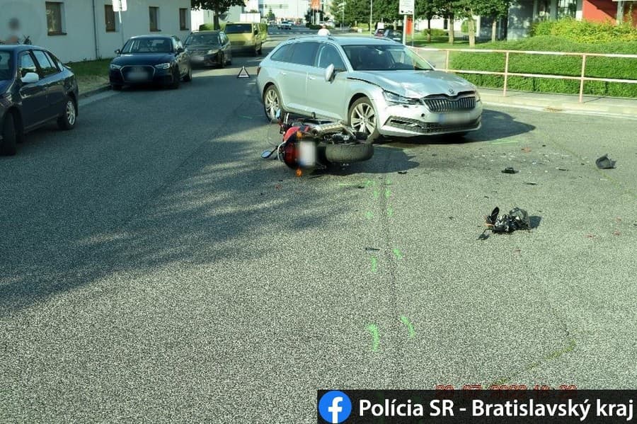 Nehoda auta s motorkou na Galvaniho ulici v Bratislave. 