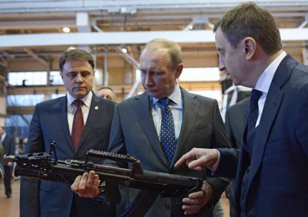 Putin a Konopľov  počas návštevy dcérskej spoločnosti KBP Instrument Design Bureau v roku 2014