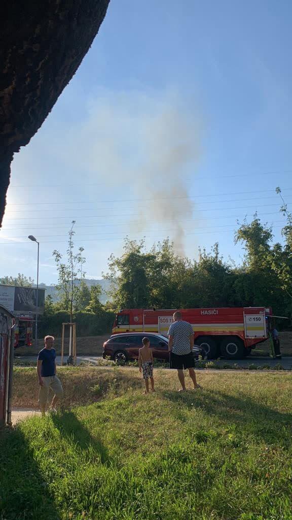 Vo vinohrade na Pionierskej ulici v Bratislave vypukol požiar