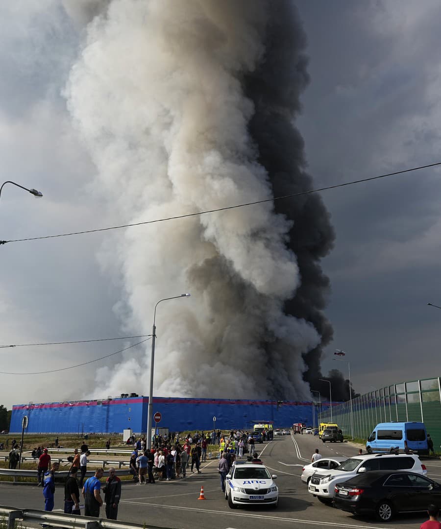 Požiar zasiahol plochu o rozlohe 50-tisíc štvorcových metrov a zranilo sa pri ňom 11 ľudí, pričom dvoja boli hospitalizovaní.