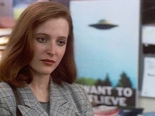 Agentka Scullyová (54) bez