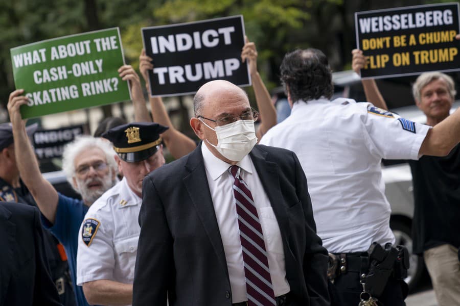 Bývalý finančný riaditeľ Trump Organization Allen Weisselberg prichádza na súd v New Yorku