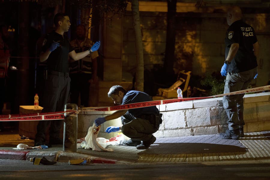 Policajti berú vzorky po streľbe v Jeruzaleme.