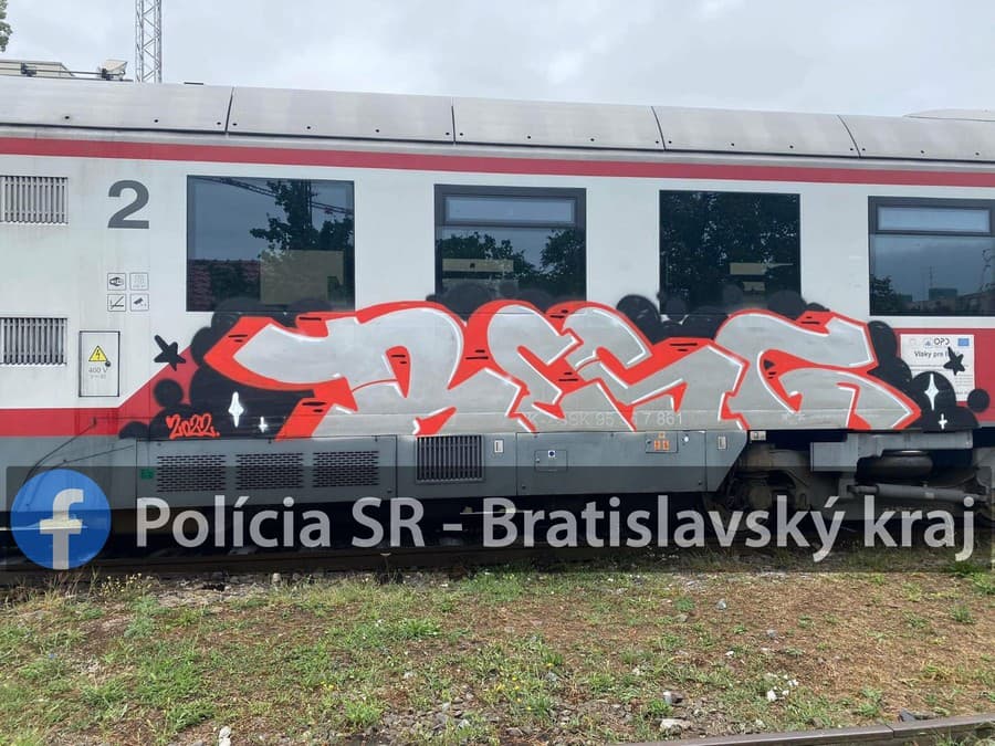 Doposiaľ neznámy páchateľ v Bratislave poškodil rušeň