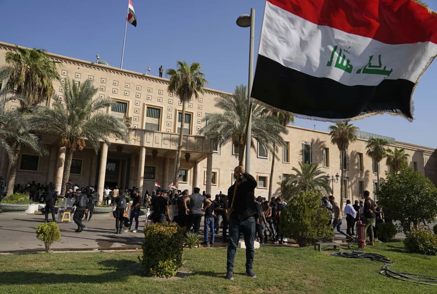 Protesty pred vládnou budovou v Iraku.