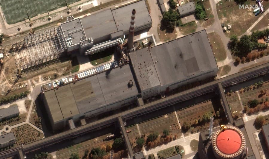 Na satelitnej snímke spoločnosti Maxar Technologies nedávne poškodenie strechy budovy susediacej s niekoľkými jadrovými reaktormi  Záporožskej jadrovej elektrárne, ktorú okupuje ruská armáda na juhu Ukrajiny v pondelok 29. augusta 2022.