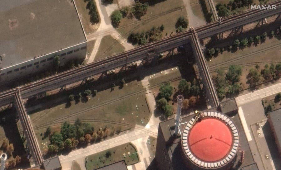 Na satelitnej snímke spoločnosti Maxar Technologies obrnené transportéry pred areálom Záporožskej jadrovej elektrárne, ktorú okupuje ruská armáda na juhu Ukrajiny v pondelok 29. augusta 2022.