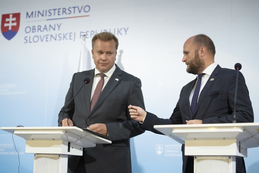 Na snímke zľava minister obrany Fínskej republiky Antti Kaikkonen a minister obrany SR Jaroslav Naď